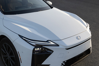 コンセプトカー「LF-ZC」に着想を得たというアグレッシブなフロントマスクが目を引く。「L」バッジの下にある細長いエアインテークはBEV版には備わらない。