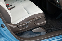 運転席にはスライドおよびリクライニング機構に加え、調整幅50mmのシートハイトアジャスターも装備されている。