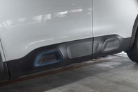 外観における純エンジン車とのちがいはごくわずか。ボディーサイドやバンパーを飾る「エアバンプ」にはブルーのアクセントがあしらわれる。