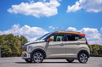 三菱と日産が2011年に立ち上げた合弁会社NMKVの下で誕生した新型軽乗用車「eKクロス/eKワゴン」。写真のeKクロスは、SUVテイストを特徴としたクロスオーバーモデルというキャラクター。