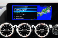 インフォテインメントシステムには充電設備の検索など、EVならではの機能を追加。ナビには車両の充電状態や気温情報、充電設備の箇所、道路の勾配などを考慮し、どこで充電すべきかも含めてルートを算出する機能が搭載されている。