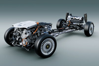 「センチュリー(セダン)」のシャシーは先代「レクサスLS」の改良型。パワートレインは5リッターV8エンジンをベースとしたトヨタ式ハイブリッド。