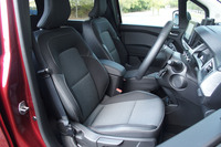 ファブリック×レザー調コンビシートは他の「カングー」と共通。フロントシートは着座位置が高めで、良好な視界確保にも貢献している。シートヒーターが装備されていれば文句ナシなのだが……。