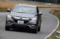 フロントバンパーの内部に車体のたわみや微振動を抑制する「パフォーマンスダンパー」を搭載するのは「RS」と同様だが、減衰力はそれぞれ専用の設定となっている。