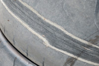 (写真B)近くで見たらこの通り。ゴムが剝がれて、内側のベルトが見えてしまっていたのだ。うーむ。こんなになるまでタイヤの状態に気づかないとは。己が鈍感さにあきれるばかりである。