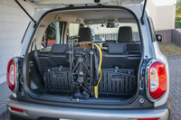 FF車のラゲッジアンダールームの容量は81リッター。写真のように、たたんだベビーカーを立てて収納することが可能。