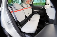 後席は60:40の分割式で、それぞれ前後にスライド可能。