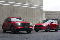 デザインに対する評価が高かった先代「CX-5」(写真右)の魅力は受け継ぎつつ、より機能性を高め、万人受けするSUVとしたのが新型なのだ。その観点で見れば、このデザインは非常にまっとうと言える。