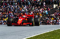 今季のフェラーリ、特にベッテル(写真)は金曜日に遅く、土曜日になってマシンの帳尻を合わせてくることが多い。オーストリアでも金曜日の2回のフリー走行は4位と3位。土曜日になると最後のプラクティスでようやくトップタイムをマークし、予選へ期待をつなげた。しかし、何かと取りこぼしが多いのも今年のベッテル。予選中にサインツJr.を妨害したとして3グリッド降格、6番グリッドと後ろからのスタートになってしまった(妨害に関しては、無線でベッテルに後続の様子を知らせなかったチームの責任も重い)。ところが、タイトル争いでのダメージを最小化するつもりが、最大のライバルであるメルセデスの脱落にも助けられ、3位表彰台が転がりこんできたのだからレースは何が起こるかわからない。さらに前戦ルイス・ハミルトンに奪われたポイントリーダーの座も奪還、宿敵に1点差をつけオーストリアを後にした。(Photo=Ferrari)