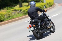 クラシックな装いと、ストレスのない走りが身上の「ブリット350」。世界的な人気を誇るロイヤルエンフィールドの、実力の片りんに触れることができた。