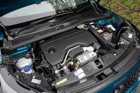 マイルドハイブリッド用の1.2リッターターボエンジンは純ガソリン車用のユニットをベースに、可変ジオメトリーターボ化やミラーサイクル化などの大規模な改良が施されている。