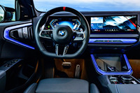 「M50 xDrive」のインテリア。赤いセンターマーク入りのMスポーツステアリングなどを専用で装備する。