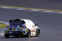 プロドライバーが運転する水素エンジンの「カローラ」は、2分4秒台で富士スピードウェイを周回。これは「マツダ・ロードスター」などが参戦するST-5クラスのラップタイムに近い。