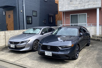 踏ん張りの効いた六角形のグリルが目を引く新型「アコード」(写真右)は、ハイブリッド車「アコードe:HEV」のモノグレード展開。車両本体価格は544万9400円である。対する「プジョー508 GT BlueHDi」(同左)の新車価格は、2023年の時点で634万2000円であった。