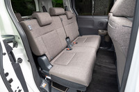 パッケージングの変更により、最も恩恵を受けたのが2列目シートの居住性。室内高は先代比+20mmの1300mmとなり、また前席との距離も80mm長くなった。