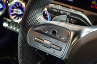 「MBUX」は「ハイ、メルセデス」と声を掛けるほかに、ステアリングスイッチを押しても起動できる。