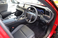 「クラウン スポーツ」のインテリア。前席周辺の形状については、左右非対称なデザインが採用されている。メーターパネルとセンターディスプレイを水平に並べたレイアウトは、トヨタ車としては珍しい。