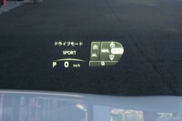 ヘッドアップディスプレイには呼び出した機能にどのボタンがタイプしているかが分かりやすく表示される。写真はドライブモードの設定画面。