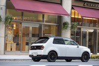 リアモーター・リアドライブ(ホンダは「RR」と呼ぶ)レイアウトをとる「ホンダe」。前輪の切れ角を大きくできるため4.3mという軽自動車並みの最小回転半径を実現している。