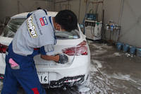 ボディー洗浄の様子。パネル1枚ずつ丁寧に、しかもスピーディーに作業が行われる。その動きには無駄がなく、まさに職人技。ボディー下部と上部でモップが使い分けられるなど、クルマへの負担を最小限にするさまざまな工夫が施されている。