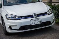 左右のヘッドランプ間を横断するブルーのラインや、バンパーの両脇に備わるC字型のLEDランプは、フォルクスワーゲンの電動化車両に共通するアイコンだ。