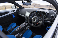 ドアハンドルがストラップに置き換えられるなど、内装でも軽量化が図られている。リアウィンドウがないため本来はルームミラーが備わらないが、この試乗車はディーラーオプションのデジタルルームミラーを装備していた。ALPINE(アルパイン)ブランドというのがいい。