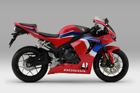 カラーリングは「グランプリレッド」のみの設定だ。