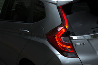 リアコンビランプはLED式。ルーフ近くまで伸びた縦型のデザインで個性を主張する。