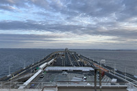 東京湾アクアラインの海ほたるから木更津方面を眺める。アクアブリッジの全長は4384mで、橋梁としては日本一の長さを誇るという。