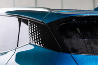 そういえば「ATTO 3」の最新モデルではリアクオーターのパネルに加えて、ウィンドウモールがブラックに変更(これまではシルバー)。黒いふちどりが付いたのだった。