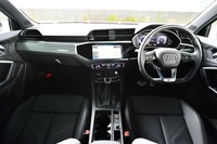 八角形をモチーフにデザインされたインテリア。センターコンソールはやや運転席側を向いている。