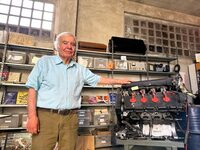 グラツィアーノ氏は2026年で80歳。実車も所有する「ランチア・テーマ8.32」のエンジンとともに。