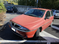 「ランチアY(イプシロン)」。イタリアの強い太陽光によってレッドがほとんどピンクになっている。