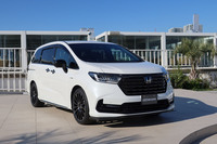 「ホンダ・オデッセイ」には、ホンダアクセスや無限といったブランドのカスタマイズ用パーツも用意される(写真は無限パーツ装着車)。