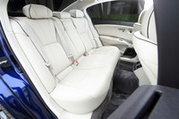 後席(写真)は、中央部分の座席を除く左右席にシートヒーターが備わる。