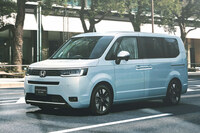 「国内で販売されるホンダ車としては過去最大の車内空間」をウリとする、最新世代の「ホンダ・ステップワゴン」。ジャンルとしては“5ナンバーミニバン”だが、実際のボディーサイズは5ナンバー枠を超えている。