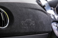 アルカンターラ仕上げのダッシュボードパネルに「TRIBUTO 131 RALLY」のロゴと車体をモチーフとしたデザインがあしらわれる。