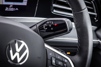 ステアリングコラムの右側にシフトセレクタースイッチを設置。スイッチ本体に表示されているイラストのように上に回すと「D」および「S」レンジに、下に回すと「R」レンジにギアが入る。右端のスイッチを押すと「P」レンジが選択される。