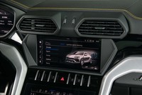 走行モードは、液晶モニターを介しても変更することができる。写真はストラーダモードの選択画面。