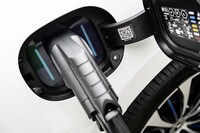 充電については、最大出力170kWの急速充電に対応。一充電あたり654km(WLTPモード)の航続が可能とされる。