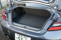 後席の背もたれを倒すと交換用タイヤが4本詰めるというトランクルームはきちんと踏襲されている。