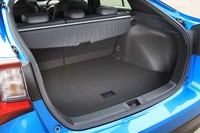 荷室の容量はFF車(テスト車)で502リッター、4WD車で452リッターと公表されている。