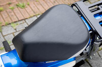 三角形のシンプルなシートは、純正アクセサリーでさまざまにカスタマイズ可能。燃料タンクはこの下にあり、シートを前方に跳ね上げて給油する。