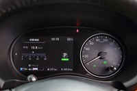 7インチのカラーディスプレイと速度計を組み合わせたメーターパネル。