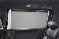 「オデッセイ」の全グレードに標準で装備された2列目シート大型ロールサンシェード。