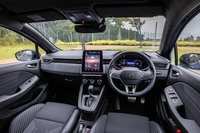 インテリアデザインもアップデートされ、全体的にすっきりとした印象になった。ダッシュボード中央の液晶パネルが7インチから9.3インチに拡大され、トリムのフィニッシュも変更されている。