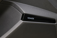 「ソノス3Dサウンドシステム」は7万円の有償オプションアイテム。センタースピーカーとサブウーファーを含む15個のスピーカー、トータル680Wの出力を誇る16チャンネルのアンプとSymphoriaテクノロジーによって、立体的な3Dサラウンドサウンドを奏でる。