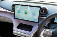 センタースクリーンは12.8インチ。大きいほうの「iPad Pro」とほぼ同サイズ。画面は高精細で日本語へのローカライズも問題なし。