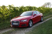 新型「アウディA4」の日本上陸は2016年初頭の予定。フランクフルトショーでは、「S4」や「S4アバント」も披露。