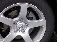 ブレーキも変更された。パッドのミューが上がり、ローターも厚いものを使用する。